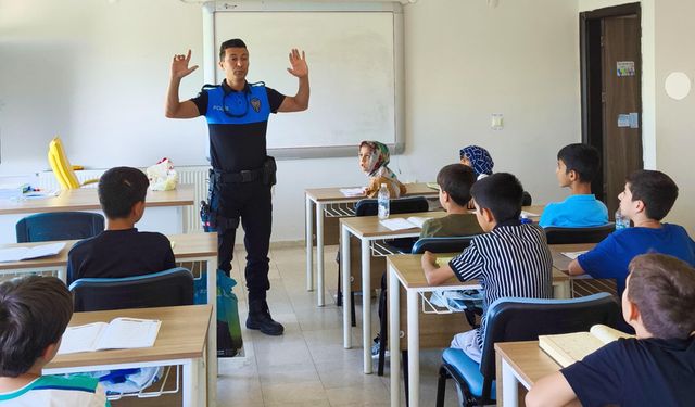 Polis abiler, Yaz Kur'an Kursu öğrencilerini bilgilendirdi