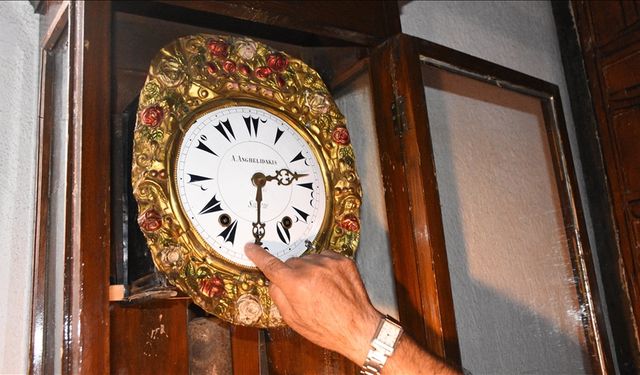 Afyonkarahisar'da Ulu Cami'deki 140 yıllık kurmalı saat zamana tanıklık ediyor