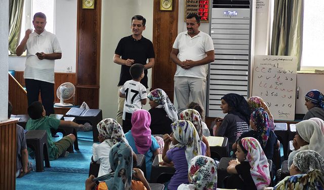 Çeşme Kaymakamı Maraşlı, camilerde öğrencilerle buluştu