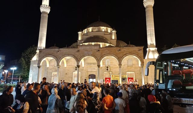 Umreciler Düzce'den dualarla yola çıktı