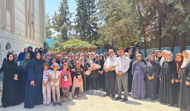 Gazi Şefkatlioğlu, adının verildiği Kur'an kursunda öğrencilerle buluştu