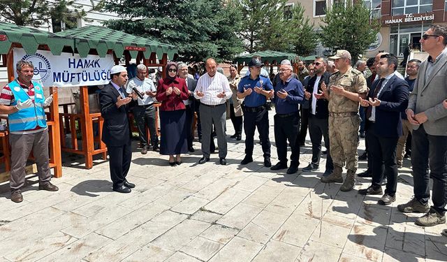 Hanak'ta vatandaşlara aşure ikram edildi