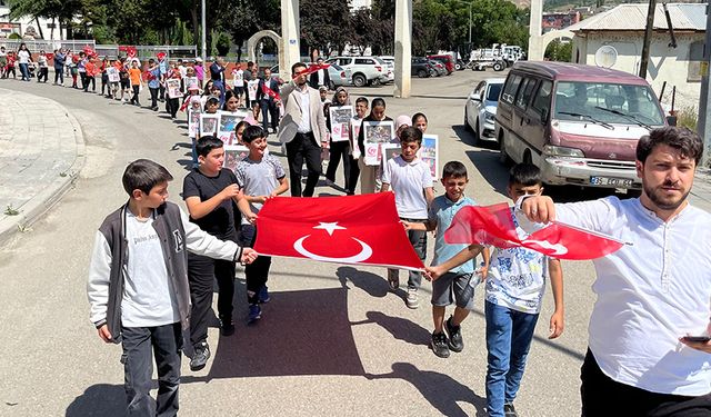 Yaz Kur’an kursu öğrencileri 15 Temmuz şehitleri için yürüdü