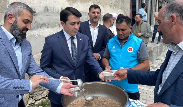 Tekman'da vatandaşlara aşure ikram edildi