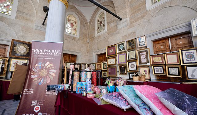 Üsküdar Valide-i Cedid Camii'nin avlusu sanat galerisine dönüştü