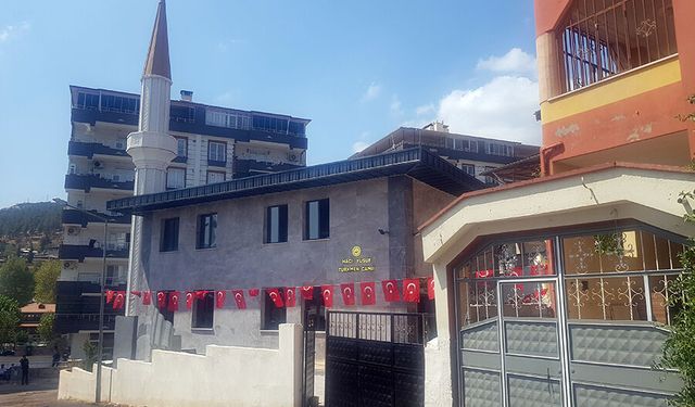 Gaziantep'te depremde yıkılan cami yeniden yapılarak ibadete açıldı