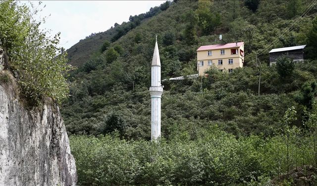 Camisi sel sularına kapılan minare afetin izlerini taşıyor