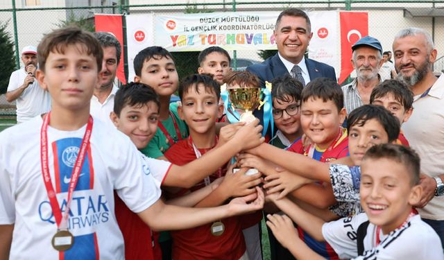 Yaz Kur'an Kursları şampiyonu kupayı Vali Aslan'ın elinden aldı