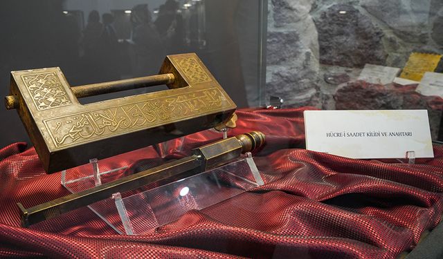 İzmir'de "Mukaddes Emanetler" sergisi açıldı