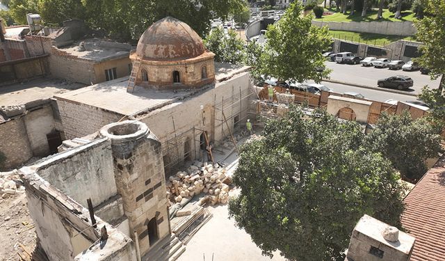 Kahramanmaraş merkezli depremlerde hasar gören Boğazkesen Camii'nde onarım çalışmaları sürüyor