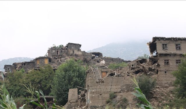 Afganistan'da meydana gelen depremde ölenlerin sayısı 2 bin 205'e yükseldi