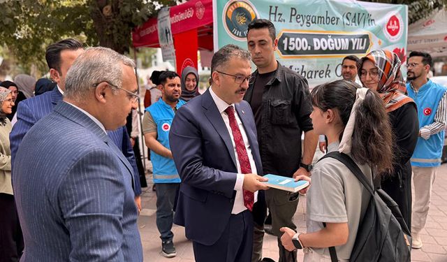 Iğdır Valisi Turan Mevlid-i Nebi standında vatandaşlarla buluştu