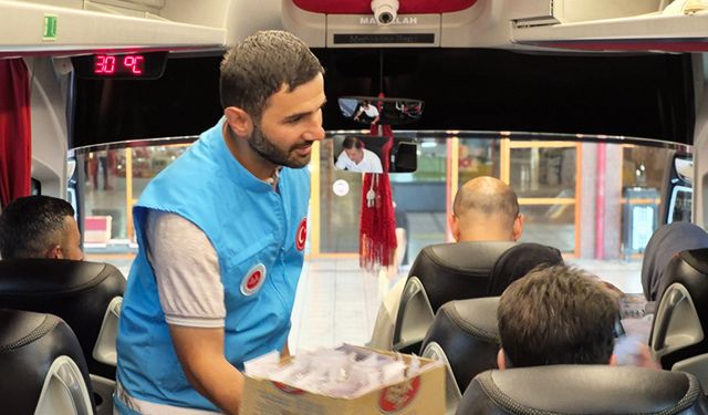 Malatya Diyanet gençlikten yolculara Mevlid-i Nebi ikramı