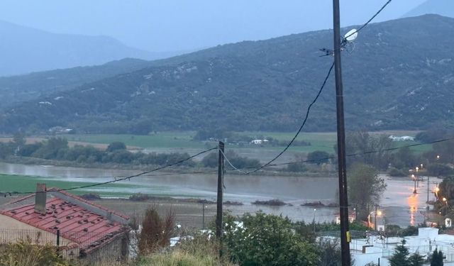 Gökçeada'da kuvvetli sağanak hayatı olumsuz etkiledi