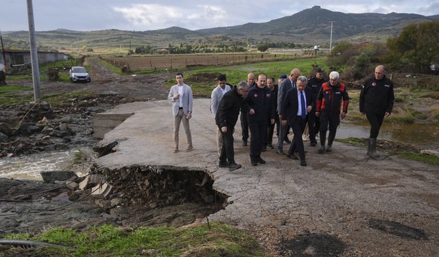 İzmir Foça'da selde kaybolan kişiyi arama çalışmaları sürüyor