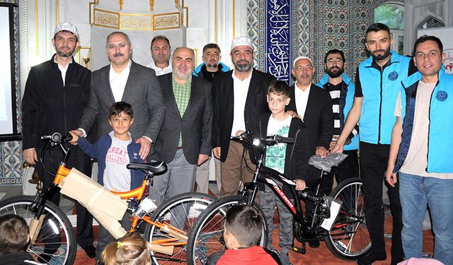 Balıkesir'de camiye gelen çocuklara hediye dağıtıldı