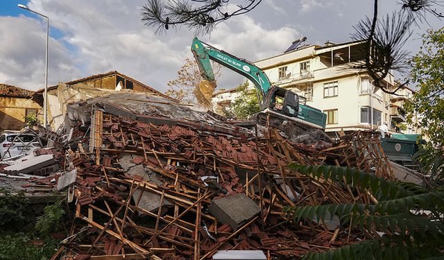 Balıkesir Sındırgı merkezli depremde yıkılan binaların enkazı kaldırılıyor