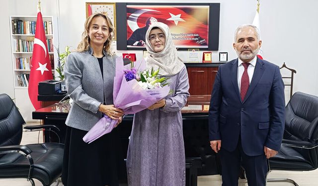 Vali eşinden din görevlilerine anlamlı ziyaret