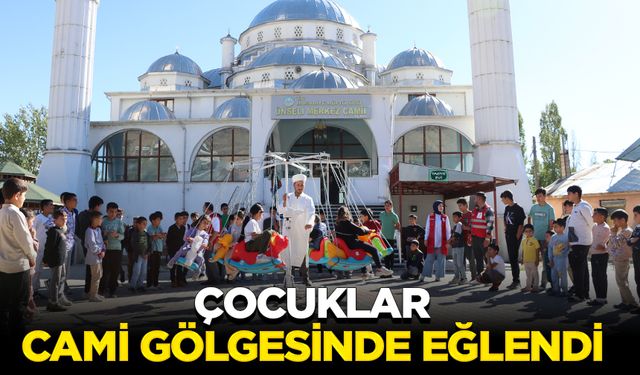 Van'da çocuklar cami gölgesinde eğlendi