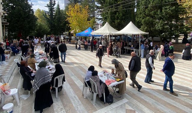 Gediz'de hayır çarşısı yoğun ilgi gördü