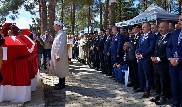 Şehit Jandarma Astsubay Çavuş Kemal Özgür'ün cenazesi Osmaniye'de defnedildi