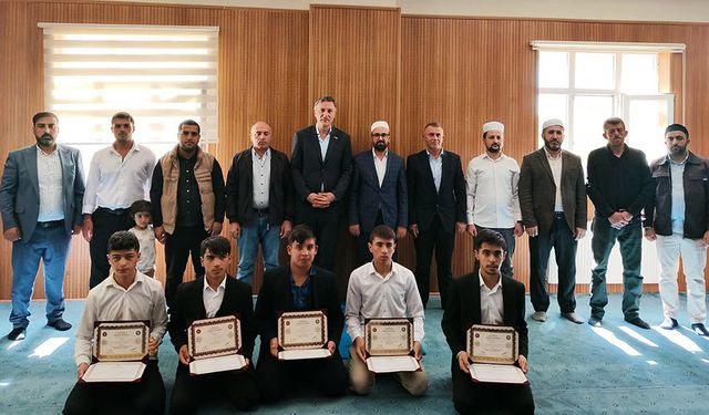 Gürpınar'da hafızlar belge aldı