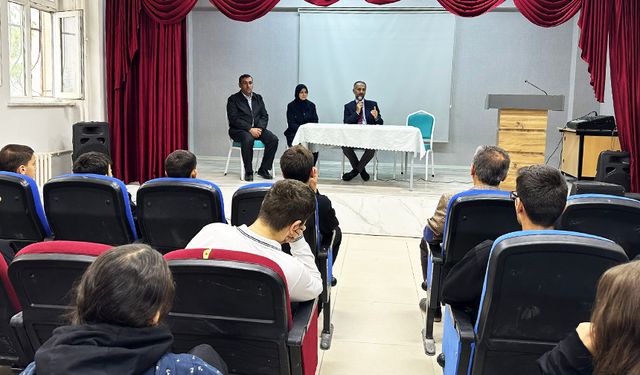 Van'da gençlere yönelik "5 soru 5 cevap" konferansları başladı