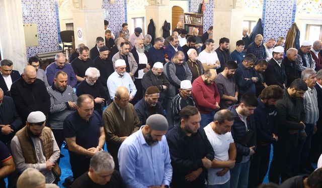 Gürcistan'da düşen uçakta şehit olan askerler için Bakü'de gıyabi cenaze namazı kılındı