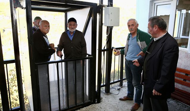 Yaşlı ve engelliler için cami duvarına asansör kurdular