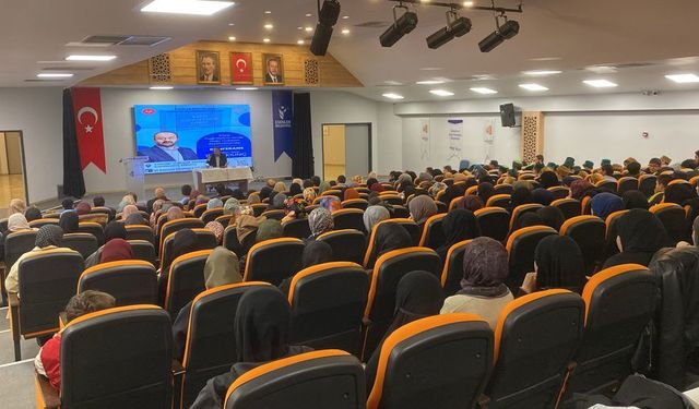 Yazar Taha Kılınç Esenler'de gençlerle buluştu