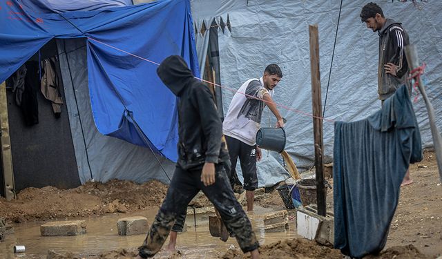 Gazze Şeridi'nde çadırlar su altında kaldı