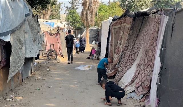 Gazze'de yıpranmış çadırlarda kışı bekleyen binlerce Filistinli "acil" çadır istiyor