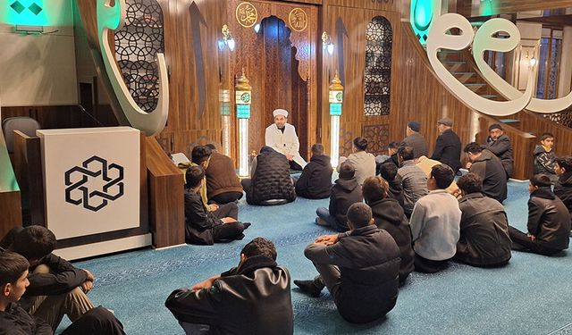 Saray'da gençler sabah namazında buluştu