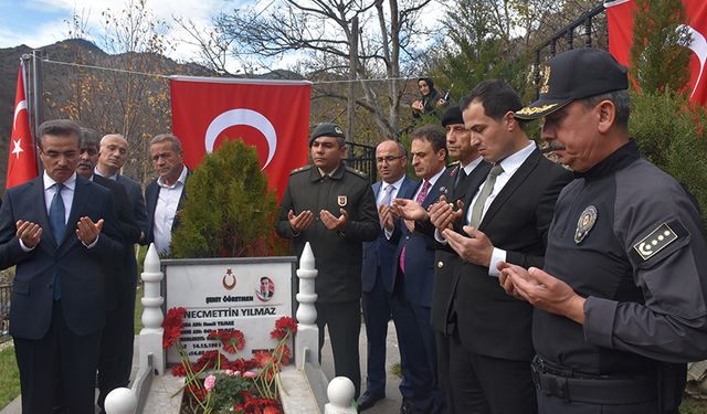 Şehit öğretmen Necmettin Yılmaz kabri başında anıldı