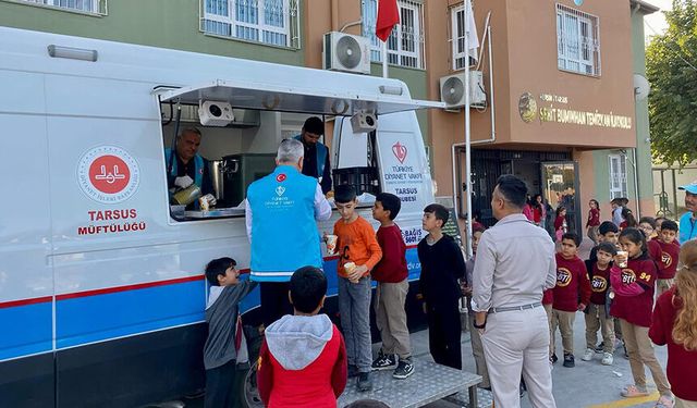 Tarsus'ta öğrencilere sıcak ikram