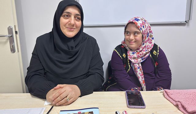 Hayatını down sendromlu kızına adayan anne, 45 yaşında hafız oldu