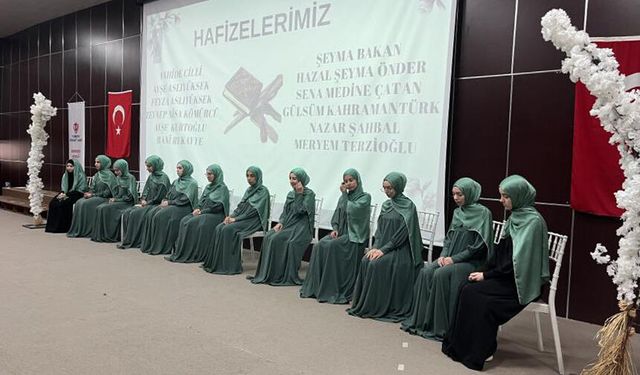 Ardeşen'de hafızlara taçlarını velileri giydirdi