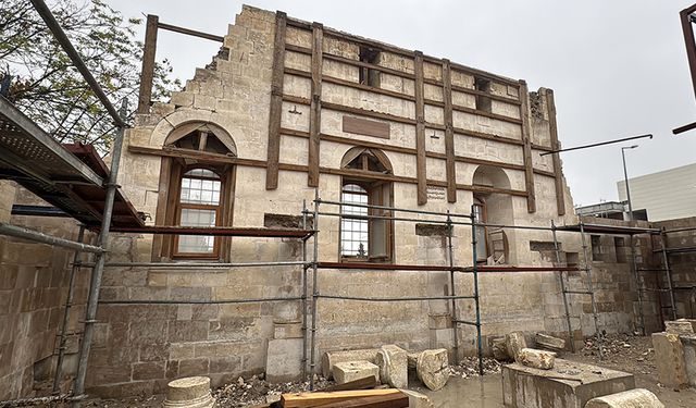 DEPREMDE YIKILAN TARİHİ CAMİLER AYAĞA KALDIRILIYOR