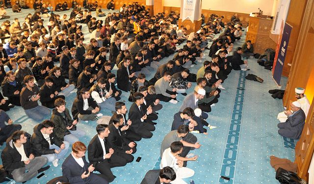 Balıkesir'de üniversiteli gençler camide buluştu
