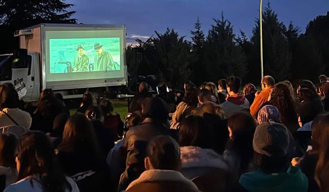 Bilge gençlik, açık hava sinema etkinliğinde buluştu