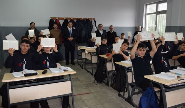 Espiye'de öğrencilere Kur'an hediye edildi