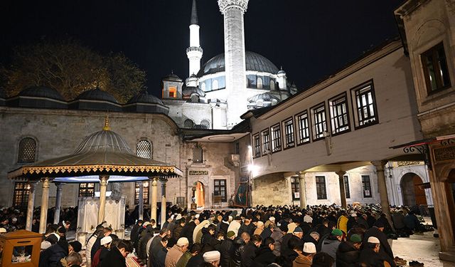 Eyüp Sultan Camii'nde üç ayların başlaması dolayısıyla dua edildi