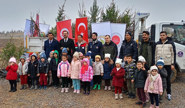 Arapgir'de minikler, fidan dikme etkinliğinde buluştu