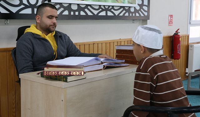 Görme engelli hafız, öğrencileri Kur'an'la tanıştırıyor