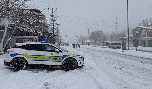 Kahramanmaraş-Kayseri kara yolu kar ve tipi nedeniyle ulaşıma kapandı