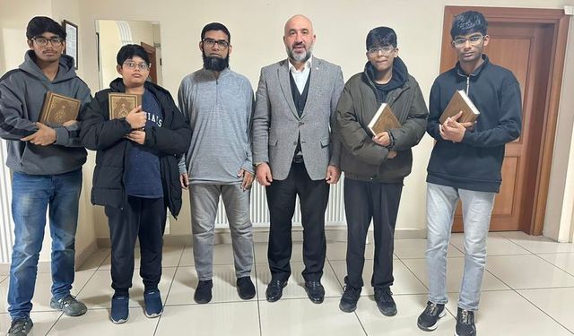 Hindistanlı baba ve oğulları, hafızlık sınavında ter döktü