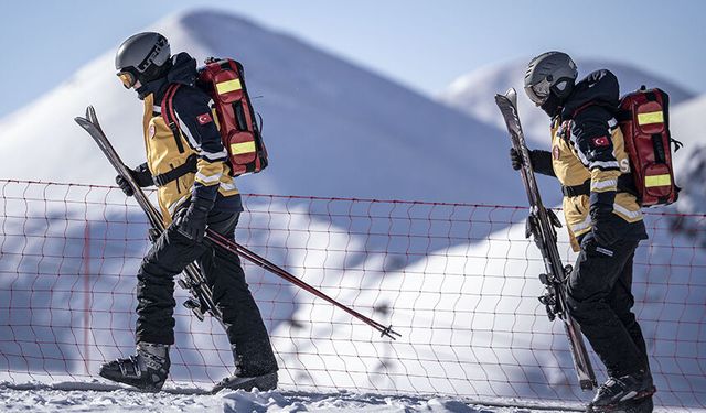 Palandöken'de "kayaklı 112 sağlık ekibi" görev başında