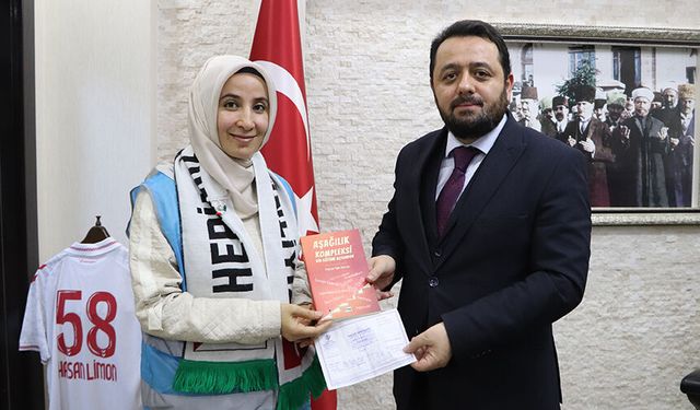 Kur'an Kursu Öğreticisi Elmas, yazarı olduğu kitaptan elde ettiği geliri Gazze'ye bağışladı