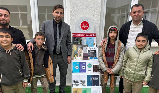 Doğanşehir'deki okullara Diyanet Kitap stantları kuruldu