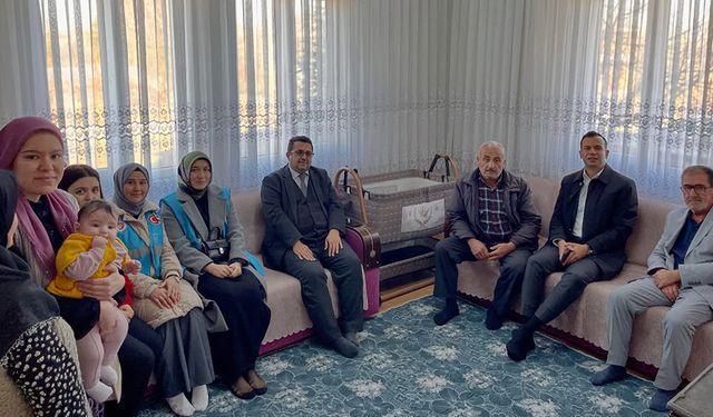 Sinanpaşa'da "Hayata Başlarken" projesi kapsamında aileler ziyaret edildi